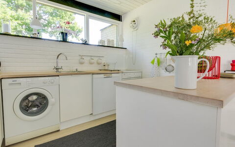Enya - 600M from the Sea: Gulvbelægning, Indretning, Etage, Større Bandage, Vaskemaskine, Countertop, Køkken, Loft, Tap, Belysning