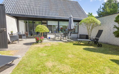 Enya - 600M from the Sea: Boligområde, Tag, Forstad, Indkørsel, Estate, Skorsten