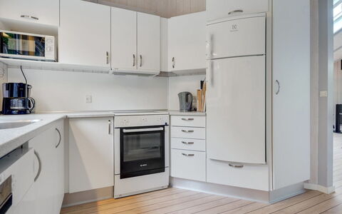 Selver - 250M from the Sea: Køkken Apparat, Køkken, Større Bandage, Countertop, Cabinetry, Gulvbelægning, Indretning, Træ, Husholdningsapparat, Etage