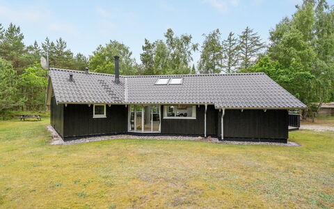 Selver - 250M from the Sea: Møbel, Indretning, Lejlighed, Gulvbelægning, Etage, Bord, Stol, Værelse, Hjem, Køkken & Spisebord