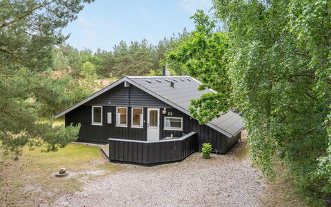 Selver - 250M from the Sea: Møbel, Indretning, Lejlighed, Gulvbelægning, Etage, Bord, Stol, Værelse, Hjem, Køkken & Spisebord