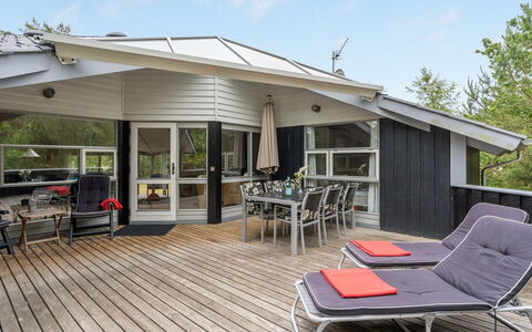 Selver - 250M from the Sea: Møbel, Indretning, Lejlighed, Gulvbelægning, Etage, Bord, Stol, Værelse, Hjem, Køkken & Spisebord