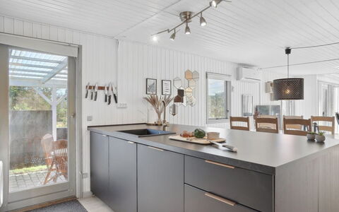 Tarja - 150M from the Sea: Køkken, Træ, Gulvbelægning, Countertop, Indretning, Etage, Møbel, Loft, Cabinetry, Køkken Apparat