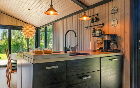 Litle - 600M from the Sea: Træ, Køkken, Countertop, Indretning, Lysarmatur, Loft, Møbel, Bejdse, Tap, Cabinetry