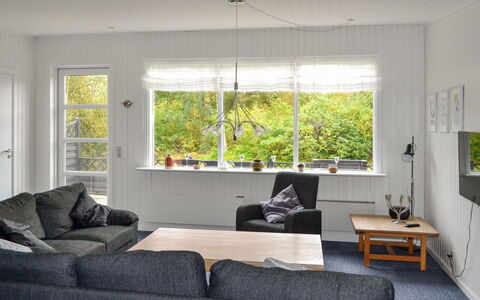 Raya - 250M from the Sea: Møbel, Indretning, Gulvbelægning, Couch, Etage, Træ, Stue, Loft, Hjem, Værelse