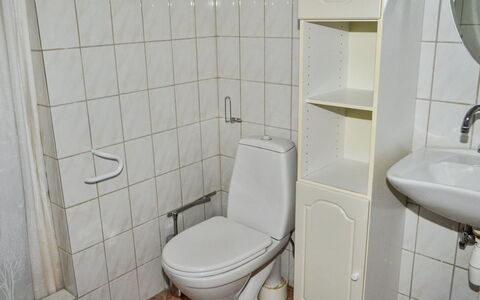 Raya - 250M from the Sea: Toiletbræt, Badeværelse, Sanitærarmatur, Badeværelsesvask, Gulvbelægning, Toilet, Etage, Håndvask, Indretning, Vvs