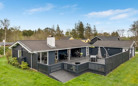 Clarabelle - 700M from the Sea: Hus, Hjem, Boligområde, Tag, Sommerhus, Land Lot, Estate, Gård, Have, Sidespor