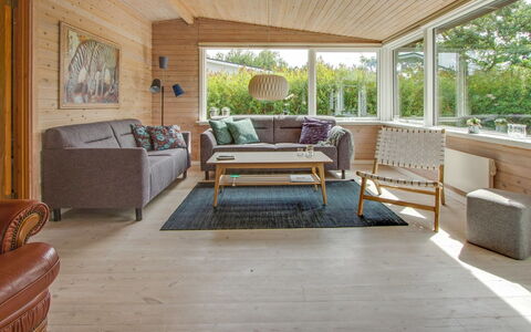 Svend - 1.5Km from the Sea: Møbel, Indretning, Gulvbelægning, Etage, Trægulve, Træ, Loft, Couch, Stue, Stol