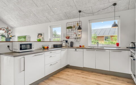 Jurien - 450M from the Sea: Køkken, Countertop, Gulvbelægning, Loft, Indretning, Større Bandage, Etage, Køkken Apparat, Sanitærarmatur, Tap