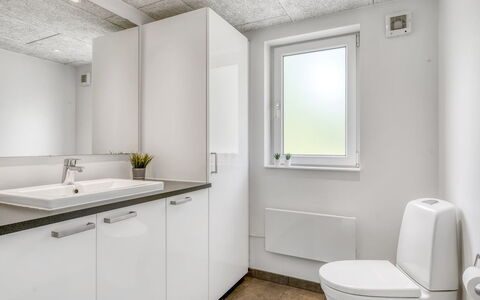 Jurien - 450M from the Sea: Sanitærarmatur, Væg, Gulvbelægning, Håndvask, Etage, Indretning, Badeværelsesvask, Loft, Badeværelse, Tap