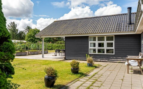 Jurien - 450M from the Sea: Tag, Hus, Hjem, Sommerhus, Sidespor, Bunddække, Have, Lawn, Estate, Skygge