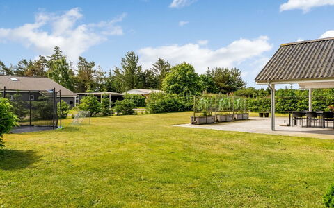 Jurien - 450M from the Sea: Græs, Træ, Busk, Have, Land Lot, Skygge, Tag, Bunddække, Lawn