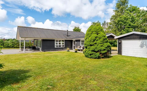 Jurien - 450M from the Sea: Hus, Tag, Hjem, Sommerhus, Lawn, Estate, Have, Stuehus, Sidespor, Gård