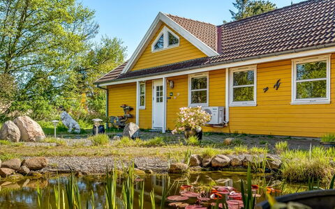 Annestine - 200M from the Sea: Gul, Hus, Hjem, Sommerhus, Tag, Stuehus, Estate, Have, Sidespor