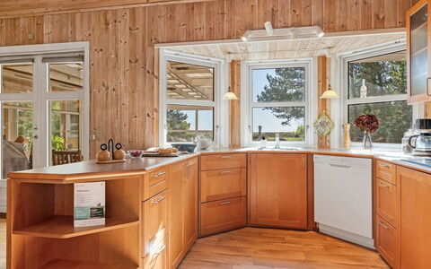 Annestine - 200M from the Sea: Indretning, Gulvbelægning, Træ, Etage, Loft, Møbel, Countertop, Bejdse, Køkken, Hårdttræ