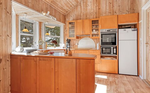 Annestine - 200M from the Sea: Træ, Køkken, Gulvbelægning, Loft, Større Bandage, Countertop, Cabinetry, Køkken Apparat, Indretning, Møbel