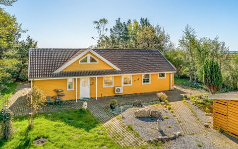 Annestine - 200M from the Sea: Plantesamfund, Sollys, Urteagtig Plante, Have, Plantation, Landbrug, Farm