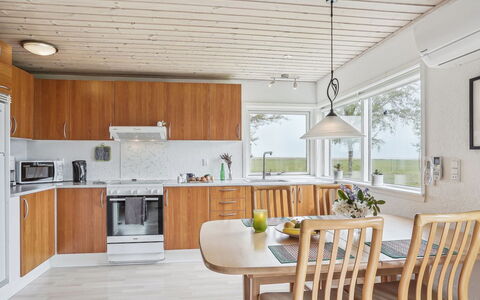 Rayla - 150M from the Sea: Indretning, Gulvbelægning, Møbel, Træ, Loft, Etage, Køkken, Lysarmatur, Countertop, Trægulve