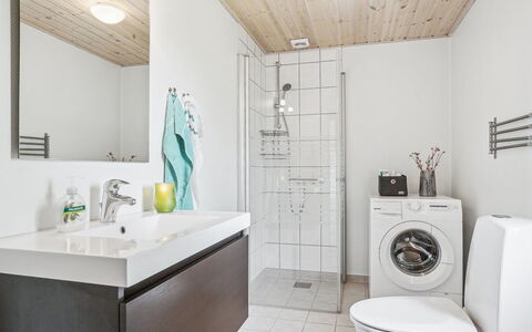 Rayla - 150M from the Sea: Indretning, Gulvbelægning, Sanitærarmatur, Etage, Håndvask, Loft, Badeværelsesskab, Tap, Badeværelse, Countertop