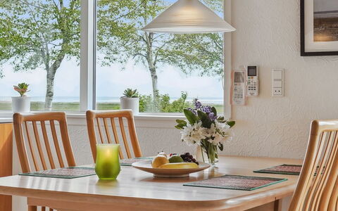Rayla - 150M from the Sea: Møbel, Træ, Gulvbelægning, Indretning, Etage, Bord, Lysarmatur, Loft, Spisestue, Køkken & Spisebord