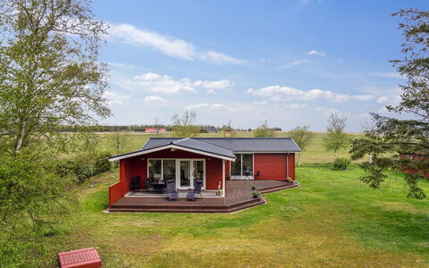 Rayla - 150M from the Sea: Bygning, Hus, Træ, Hjem, Tag, Sommerhus, Boligområde, Busk, Arkitektur