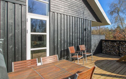 Berta - 300M from the Sea: Træ, Tag, Hus, Sommerhus, Dør, Hjem, Sidespor, Land Lot, Garden Bygninger, Skur