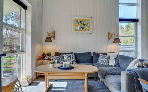 Berta - 300M from the Sea: Indretning, Møbel, Gulvbelægning, Træ, Etage, Couch, Loft, Stue, Værelse, Belysning