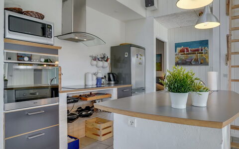 Berta - 300M from the Sea: Møbel, Køkken, Køkken Apparat, Countertop, Indretning, Gulvbelægning, Cabinetry, Træ, Husholdningsapparat, Loft