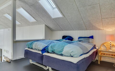 Berta - 300M from the Sea: Loft, Soveværelse, Indretning, Møbel, Etage, Gulvbelægning, Seng, Værelse, Sengetøj, Sengetøj