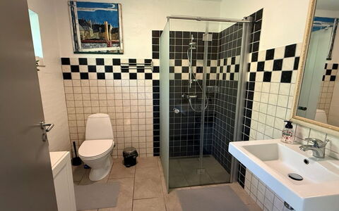 Berta - 300M from the Sea: Gulvbelægning, Sanitærarmatur, Etage, Badeværelse, Toilet, Indretning, Vvs, Flise, Toiletbræt