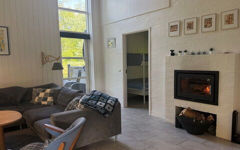 Berta - 300M from the Sea: Gulvbelægning, Træ, Etage, Indretning, Møbel, Stue, Loft, Værelse, Couch, Hjem