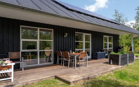 Berta - 300M from the Sea: Græs, Træ, Tag, Hjem, Hus, Sommerhus, Sidespor, Veranda, Land Lot, Stuehus