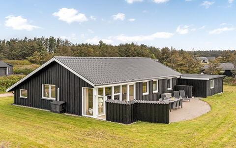 Raadengaard - 400M from the Sea: Svømmepøl, Udendørs Møbler, Møbel, Udvej, Flise, Eco Hotel, Skygge, Stol, Fritid, Estate