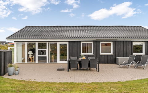 Raadengaard - 400M from the Sea: Svømmepøl, Udendørs Møbler, Møbel, Udvej, Flise, Eco Hotel, Skygge, Stol, Fritid, Estate