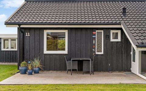 Raadengaard - 400M from the Sea: Svømmepøl, Udendørs Møbler, Møbel, Udvej, Flise, Eco Hotel, Skygge, Stol, Fritid, Estate