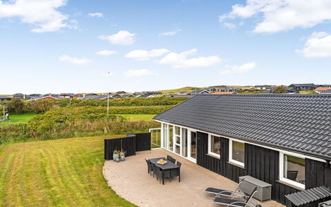 Raadengaard - 400M from the Sea: Svømmepøl, Udendørs Møbler, Møbel, Udvej, Flise, Eco Hotel, Skygge, Stol, Fritid, Estate