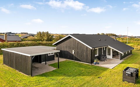 Raadengaard - 400M from the Sea: Svømmepøl, Udendørs Møbler, Møbel, Udvej, Flise, Eco Hotel, Skygge, Stol, Fritid, Estate