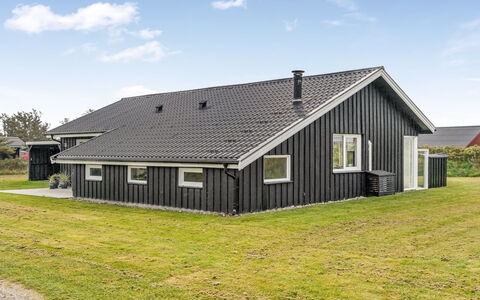 Raadengaard - 400M from the Sea: Svømmepøl, Udendørs Møbler, Møbel, Udvej, Flise, Eco Hotel, Skygge, Stol, Fritid, Estate