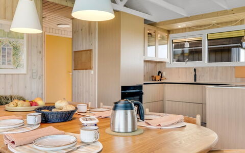 Aatu - 360M from the Sea: Indretning, Møbel, Træ, Loft, Gulvbelægning, Køkken, Belysning, Etage, Lysarmatur, Countertop