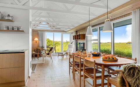Aatu - 360M from the Sea: Møbel, Træ, Køkken & Spisebord, Indretning, Bord, Loft, Stol, Gulvbelægning, Spisestue, Etage