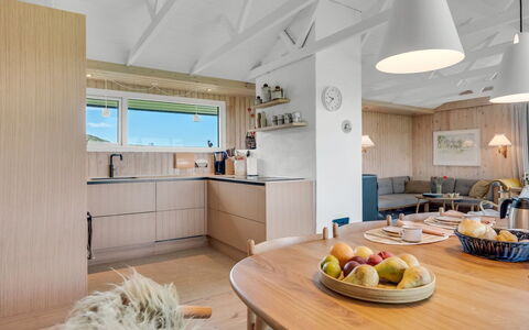 Aatu - 360M from the Sea: Møbel, Indretning, Gulvbelægning, Træ, Loft, Etage, Køkken, Lysarmatur, Countertop, Værelse
