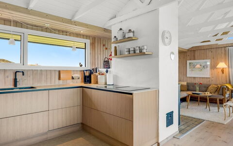 Aatu - 360M from the Sea: Køkken, Indretning, Træ, Countertop, Gulvbelægning, Etage, Loft, Cabinetry, Møbel, Hjem