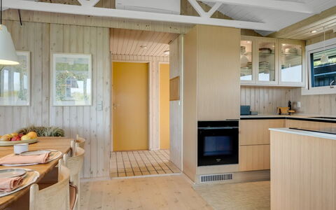 Aatu - 360M from the Sea: Gulvbelægning, Træ, Indretning, Etage, Loft, Køkken, Møbel, Countertop, Værelse, Hjem