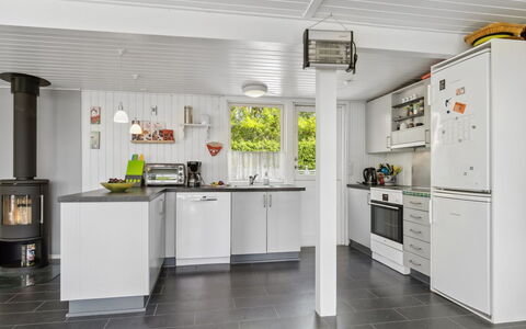 Guthrik - 900M from the Sea: Køkken, Gulvbelægning, Countertop, Større Bandage, Køkken Apparat, Indretning, Loft, Træ, Etage, Husholdningsapparat