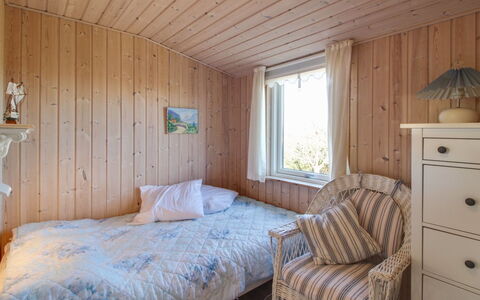 Shaya - 340M from the Sea: Soveværelse, Træ, Seng, Indretning, Gulvbelægning, Etage, Møbel, Loft, Sengetøj, Sengetøj