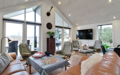 Cholena - 700M from the Sea: Møbel, Træ, Loft, Couch, Indretning, Stue, Hjem, Stol, Lysarmatur