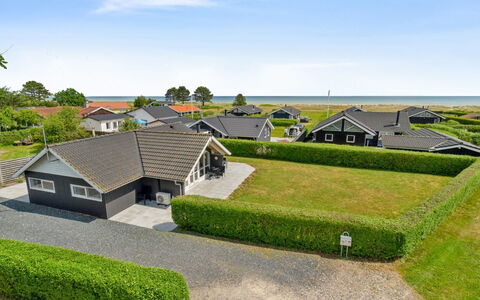 Gertrud - from the Sea: Træ, Tag, Hus, Sommerhus, Dør, Hjem, Sidespor, Land Lot, Garden Bygninger, Skur