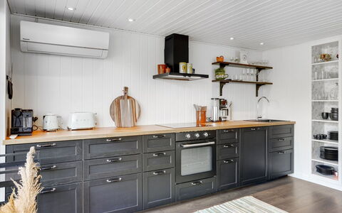Sveina - 600M from the Sea: Træ, Køkken, Gulvbelægning, Cabinetry, Countertop, Indretning, Køkken Apparat, Møbel, Skuffe, Bejdse