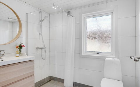Sveina - 600M from the Sea: Gulvbelægning, Etage, Sanitærarmatur, Indretning, Badeværelse, Vvs, Håndvask, Badeværelsesskab, Toilet, Tap