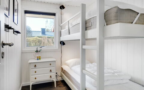 Sveina - 600M from the Sea: Soveværelse, Seng, Sengetøj, Indretning, Hjem, Lejlighed, Sengetøj, Bed Frame, Køjeseng, Loft